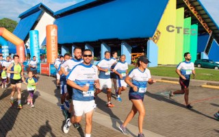 PERSONAS CORRIENDO FRENTE A EDIFCIO CTEC