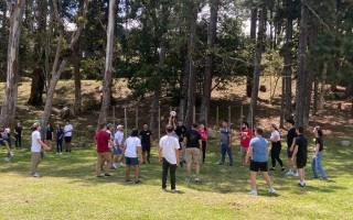 Imagen de varios estudiantes realizando actividades recreativas.