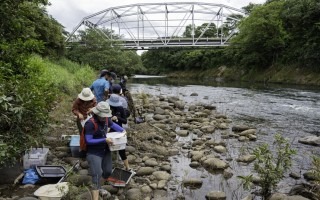 Investigadoras tomando muestras en un río.