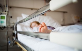 niño en cama de hospital