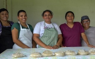 Mujeres junto a las tortillas que venden.