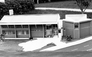 maqueta del edificio, en blanco y negro