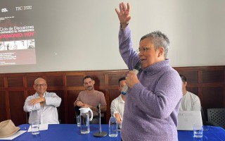 Fotografia de Ana Coralia Fernández durante su exposición