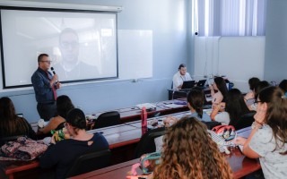 Imagen de varios estudiantes observando el experto internacional, por videoconferencia. 