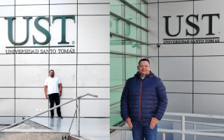 El doctorando posa frente al rótulo de la universidad santo tomás