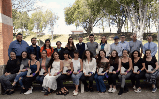 En la fotografía posan las 12 integrantes de la Comisión Feminista y los miembros del Consejo Institucional. 