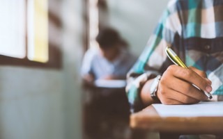 estudiante con lápiz en mano