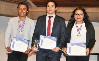 tres jóvenes con medalla