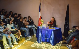 Imagen de Manuel Monestel impartiendo una charla en Casa Cultural Amón.