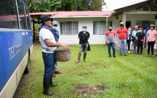 estudiantes y funcionarios