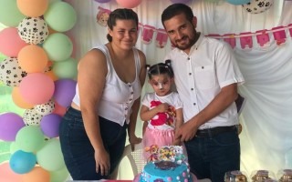 imagen de los papás celebrando el cumpleaños de su hija