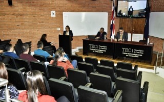 Personas prestando atención en un auditorio.