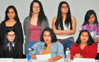 estudiantes en conferencia de prensa