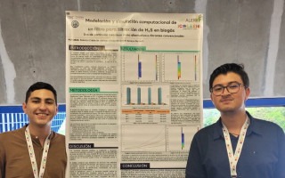 Imagen de 2 estudiantes exponiendo