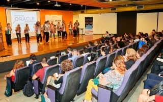 personas exponen en escenario 