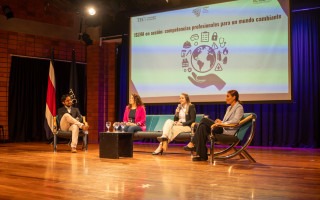 personas realizan una ponencia