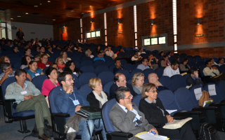 Personas ponen atención en medio del Congreso, en el auditorio del Centro de las Artes.