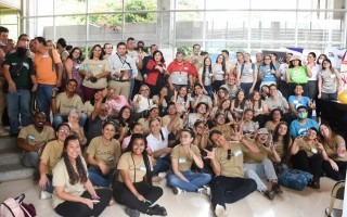 Los participantes del Congreso se reunieron en la entrada del auditorio.