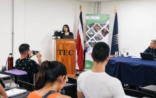 Imagen de una experta Argentina exponiendo a los estudiantes del TEC.