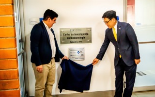La fotografìa muestra el momento de la develación de la placa. 