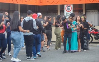 Jóvenes bailando