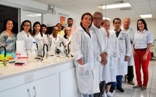 miembros de coopeproguata en laboratorio del TEC