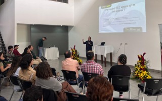Imagen de una investigadora dando una charla