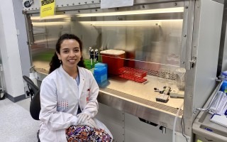 Mujer en el Centro de Investigación en Biotecnología.