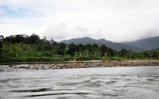 El río con las montañas al fondo.