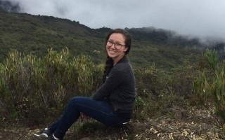 Imagen de una estudiante en la montaña