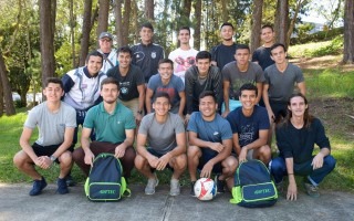 Imagen del equipo masculino del TEC  junto a su entrenador