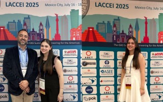 joven con el backpanel del evento