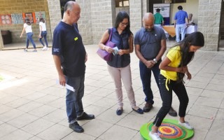 estudiante en compañía de padres jugando matemática 