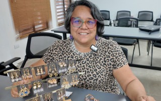 mujer posa con artesanías