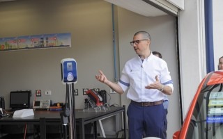 Imagen de un hombre con un cargador eléctrico.