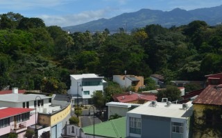 Vista de la pared boscosa que bordea el río Torres a la altura de Barrio Amón en San José