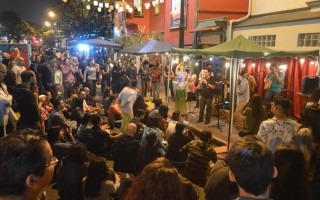 imagen de personas disfrutando del arte en festival Amón Cultural 