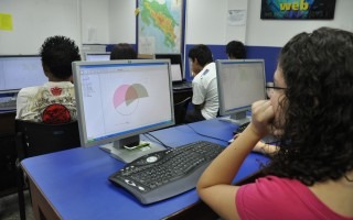 estudiante observa computadora
