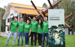 Imagen de cuatro estudiantes y dos profesores  en la Escuela de Forestal