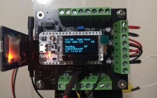 Varios circuitos integrados con una pantalla que dice IoT.