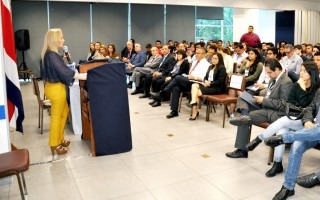 Exposición frente a una sala llena.