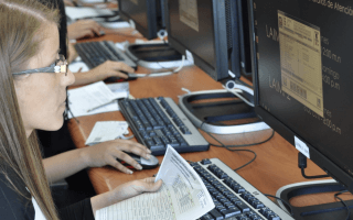 Imagen de una estudiante frente a la computadora