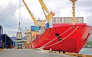 barco en puerto encuesta logística