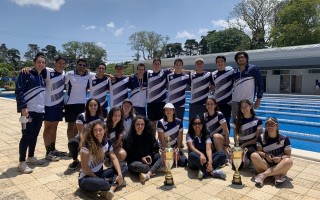 Equipos de natación del TEC posan con el trofeo de campeones. 