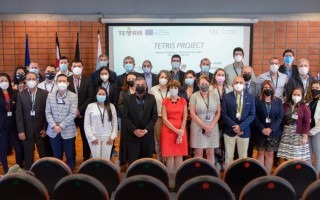 Los miembros de universidades e instituciones posaron para una foto en el auditorio del TEC.