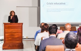 La fotografía es del momento es que se da la presentación del informe 