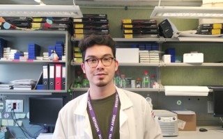 Esteban Chacón en el laboratorio.