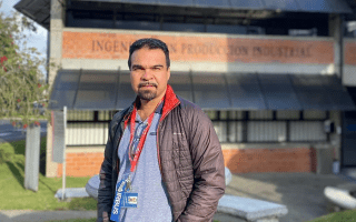 Profesor Esteban Le Maitre González frente a la Escuela de Producción Industrial del TEC