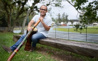 Esteban Martínez posa junto a instrumentos musicales.