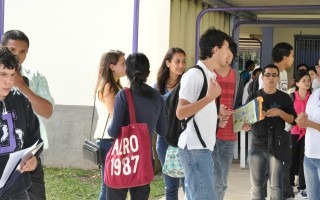 estudiantes_caminando_por_el_pasillo_